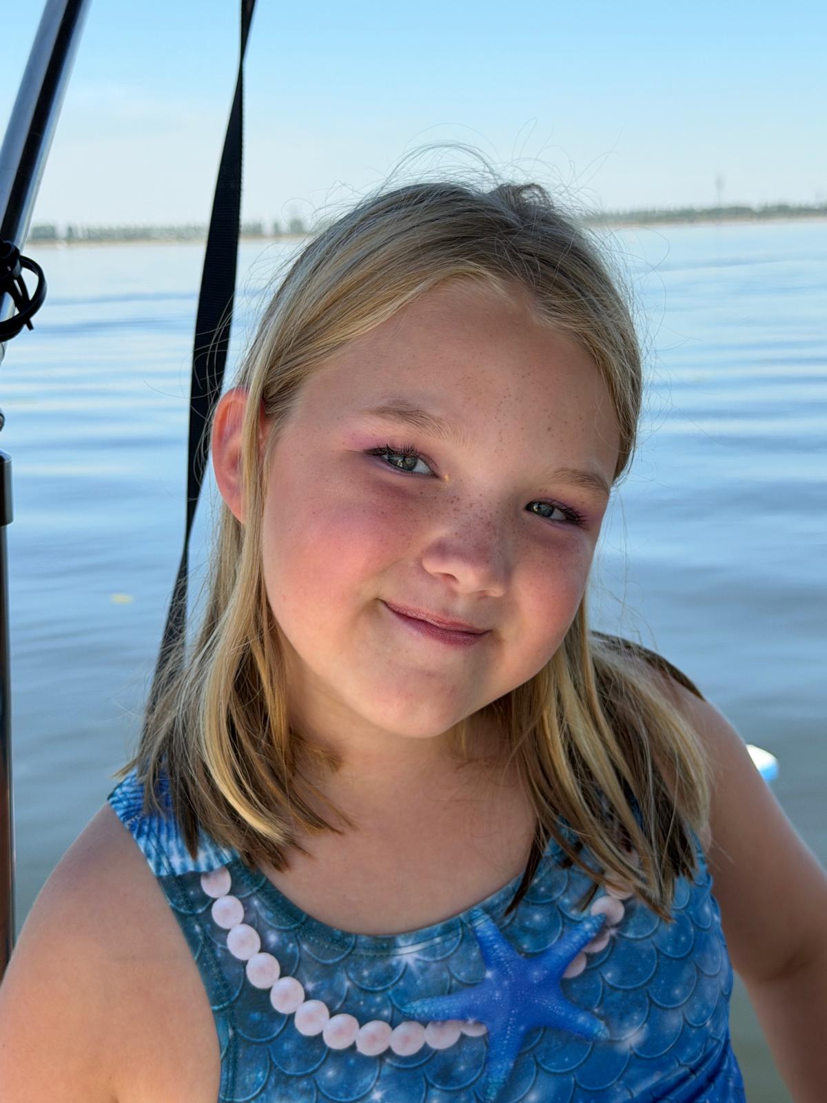 Daisy in zeemeerminbadpak op het water