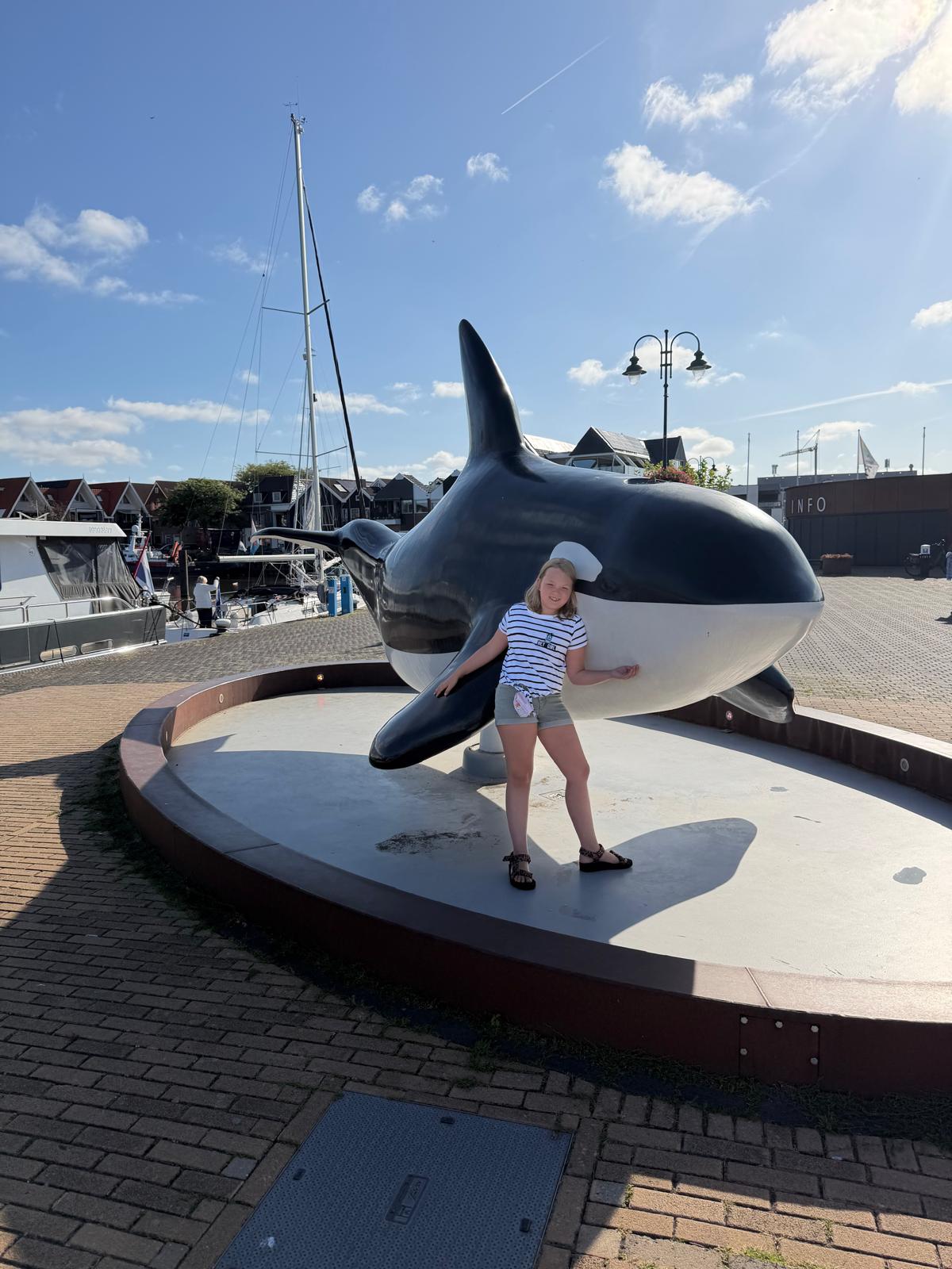 Daisy bij het orka-beeld in de haven